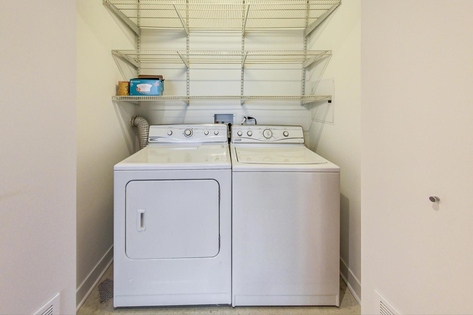8 East Randolph Street, Unit 2207 Chicago, IL 60601 - Photo 20 of 29 a utility room with dryer and washer