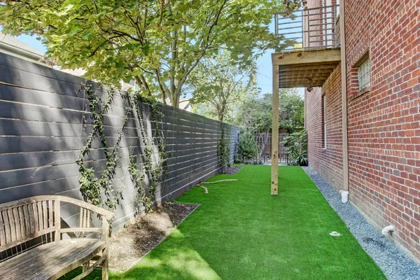 a view of a back yard
