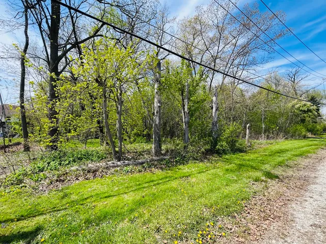 a view of a yard with a house