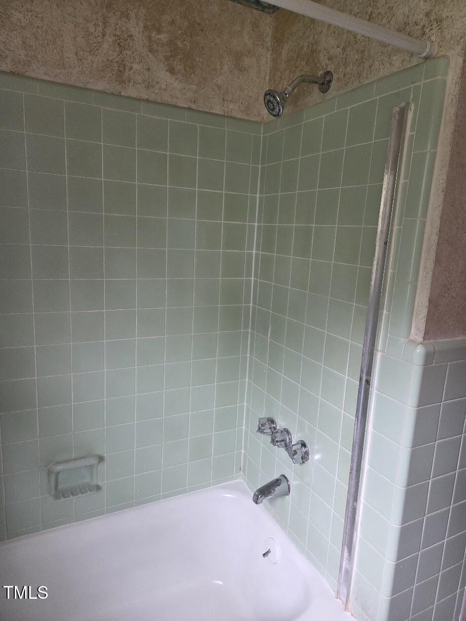 4116 Jane Lane Raleigh, NC 27604 - Photo 8 of 25 a bathroom with a bathtub