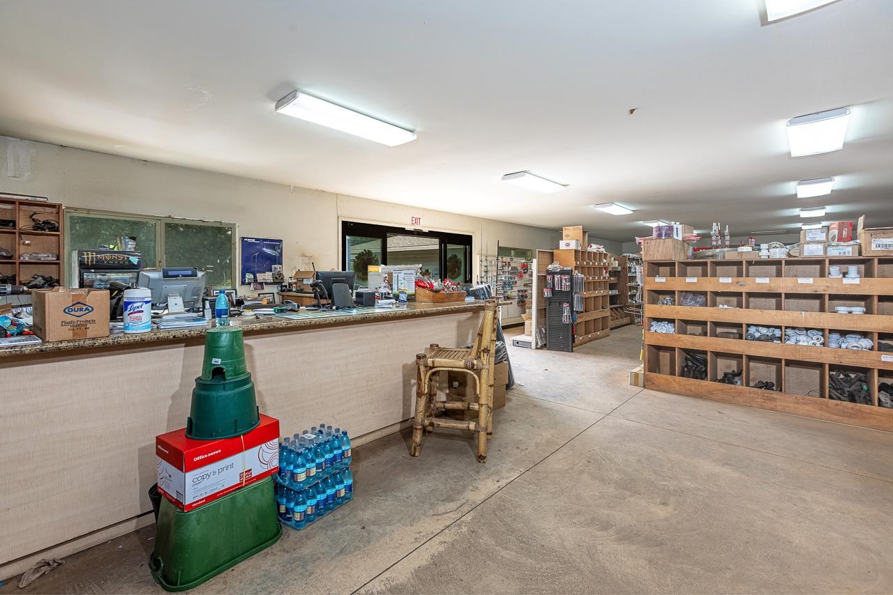 1746 South Kihei Road Kihei, HI 96753 - Photo 26 of 35 a room with lots of furniture and clutter