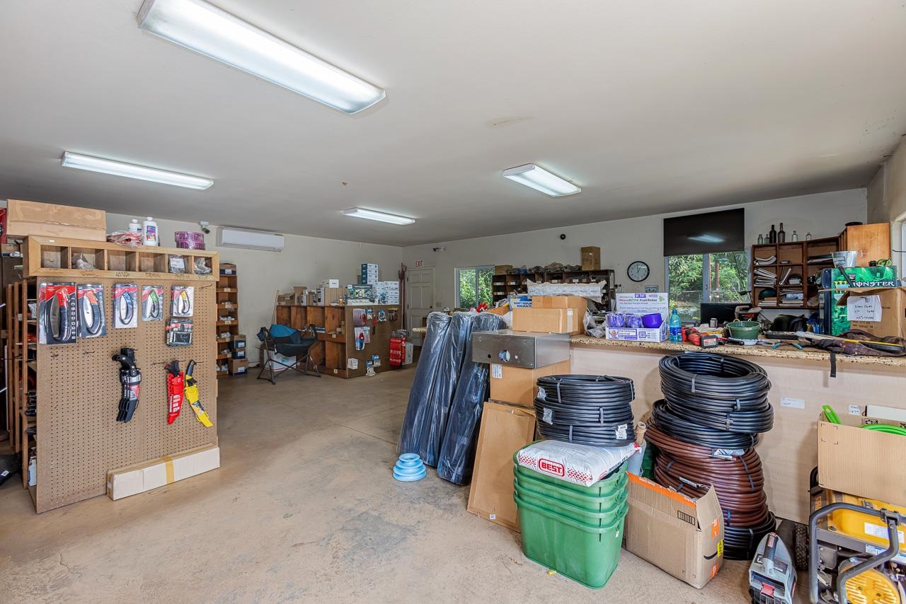 1746 South Kihei Road Kihei, HI 96753 - Photo 27 of 35 a room with lots of furniture and clutter