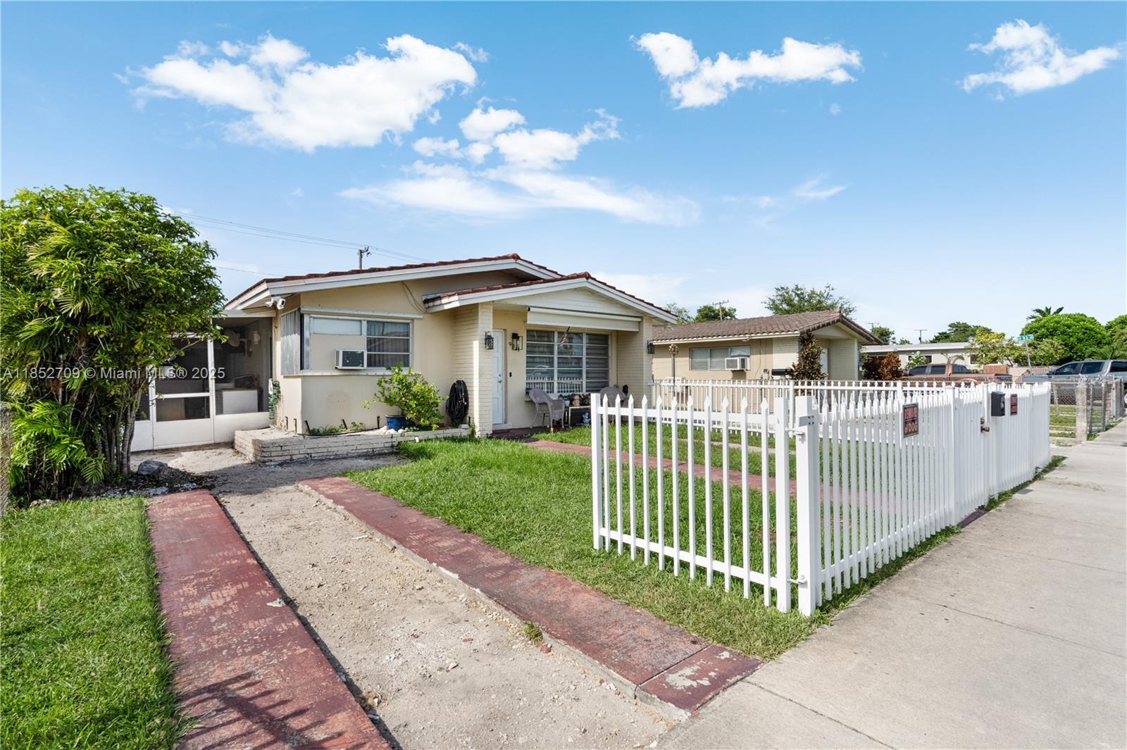 9311 Southwest 37th Street Miami, FL 33165 - Photo 3 of 39