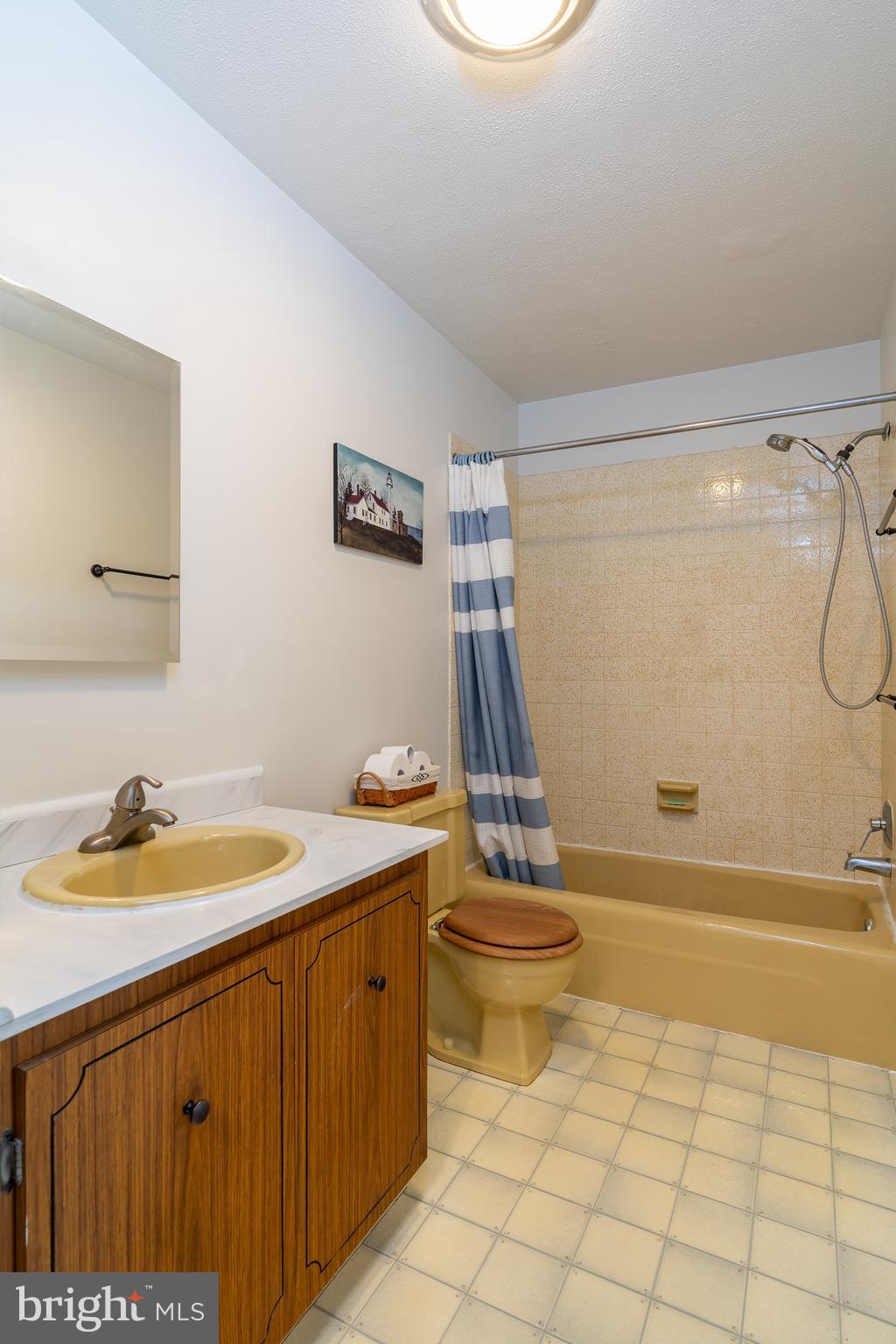 109 Hershey Road Lititz, PA 17543 - Photo 22 of 36 Bathroom