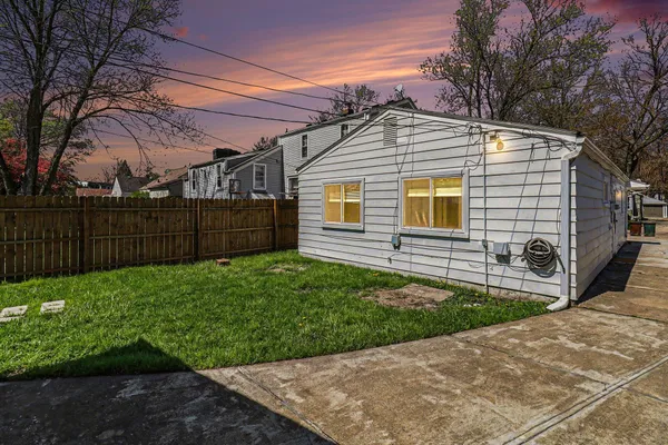 $199,900 | 2189 Ridgemont Road, Grosse Pointe Woods, MI 48236