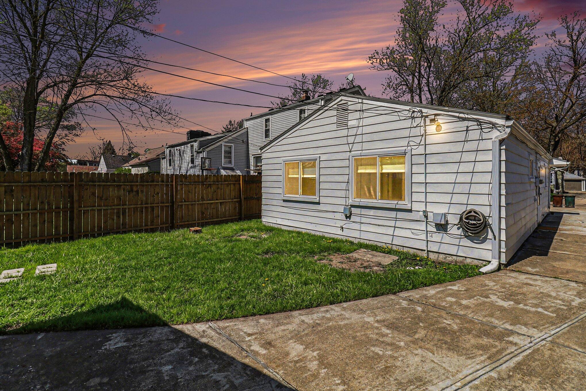2189 Ridgemont Road Grosse Pointe Woods, MI 48236 - Photo 28 of 36 003_file_5762
