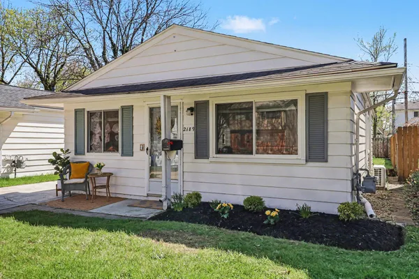 $199,900 | 2189 Ridgemont Road, Grosse Pointe Woods, MI 48236