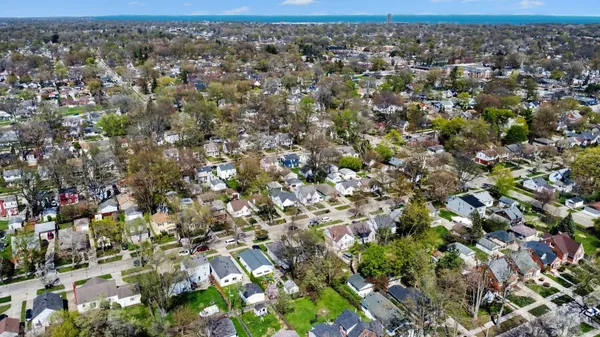 $199,900 | 2189 Ridgemont Road, Grosse Pointe Woods, MI 48236