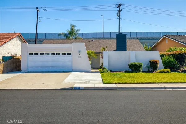 a view of a house with a yard and plants