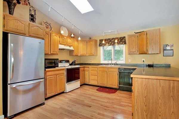 363 Thompson Road Webster, MA 01570 - Photo 5 of 30