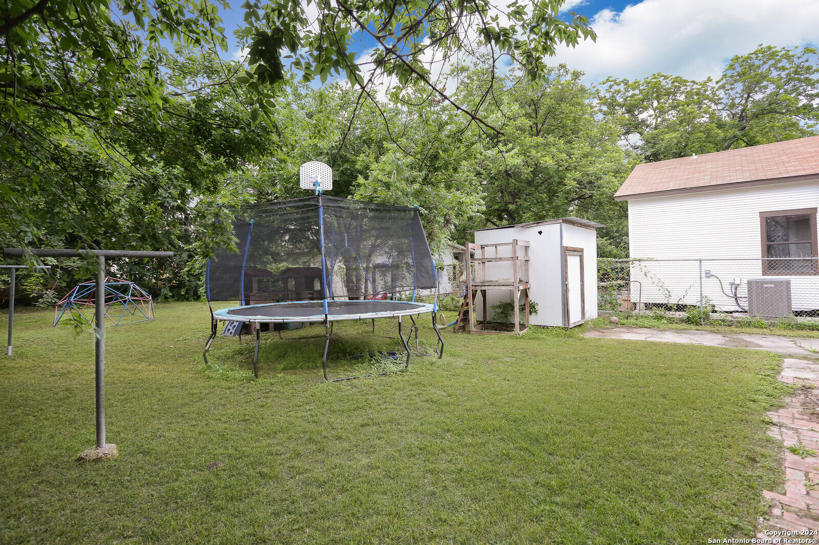 511 Devine Street San Antonio, TX 78210 - Photo 20 of 28 a backyard of a house with table and chairs