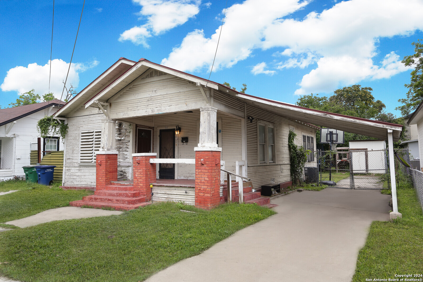 511 Devine Street San Antonio, TX 78210 - Photo 3 of 28 a front view of a house with a garden and yard