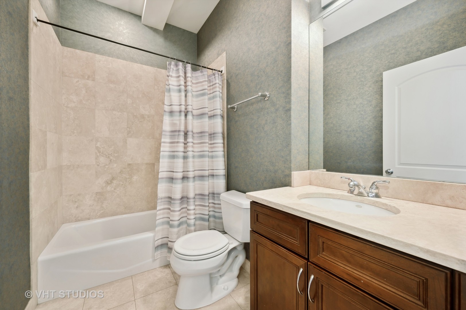 1508 North Sedgwick Street, Unit 5N Chicago, IL 60610 - Photo 13 of 20 a bathroom with a sink a toilet and bathtub