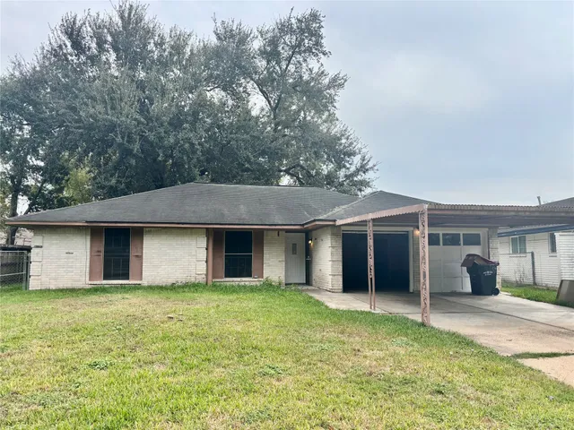 a front view of house with yard and garage