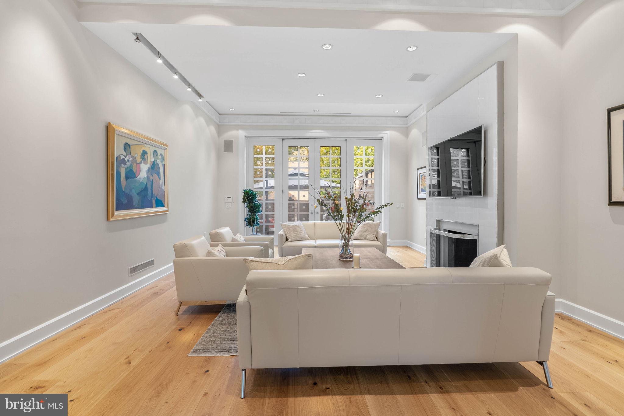 254 South 3rd Street Philadelphia, PA 19106 - Photo 18 of 73 a living room with fireplace furniture and a large window