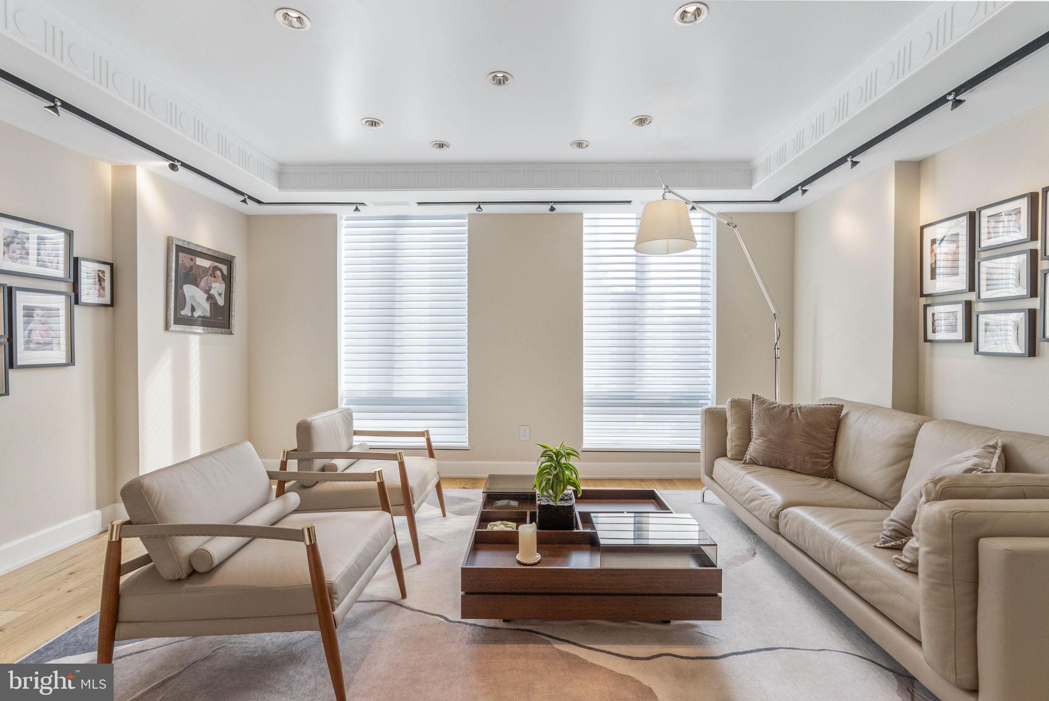 254 South 3rd Street Philadelphia, PA 19106 - Photo 34 of 73 a living room with furniture and large windows