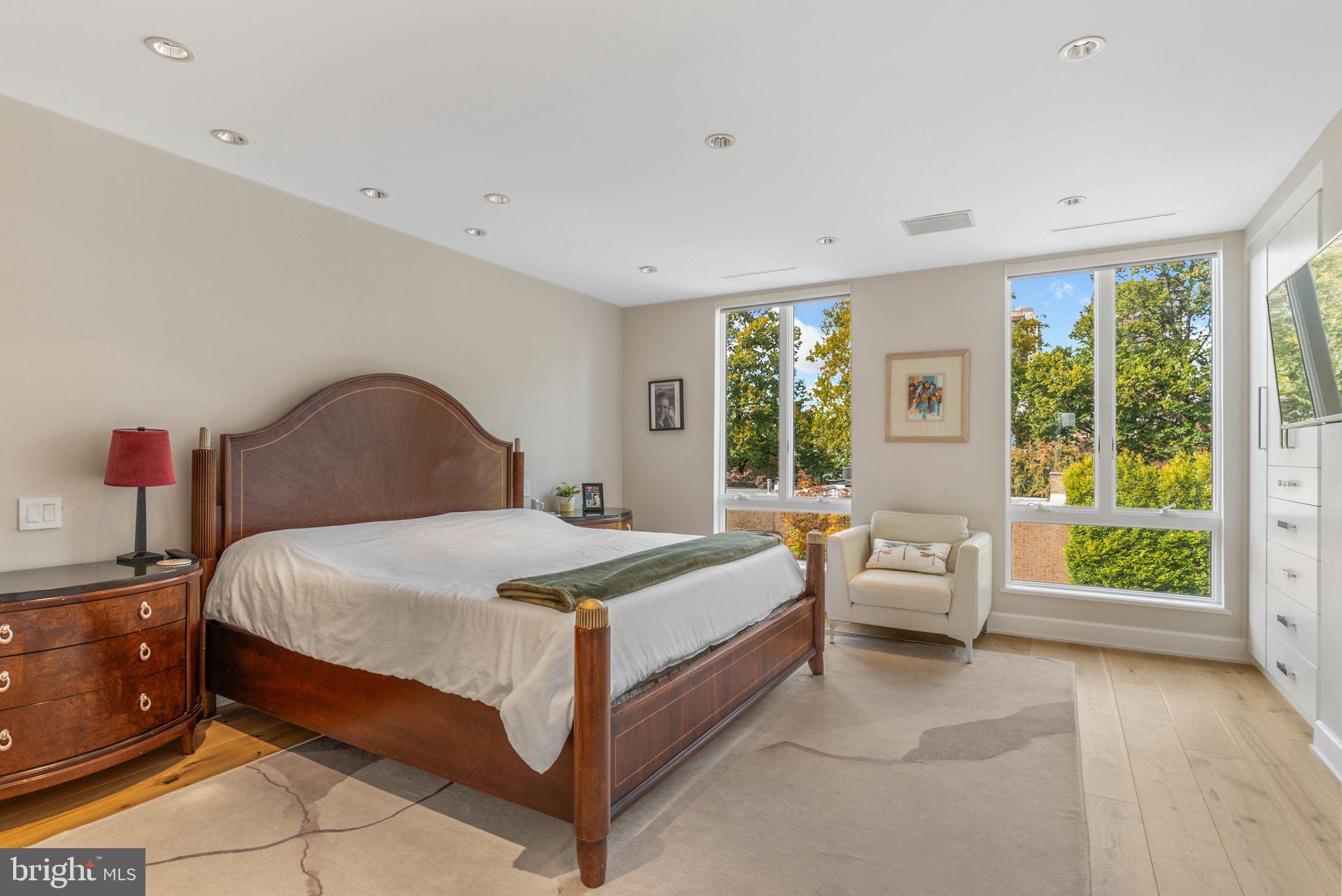 254 South 3rd Street Philadelphia, PA 19106 - Photo 45 of 73 a bedroom with a bed and a window