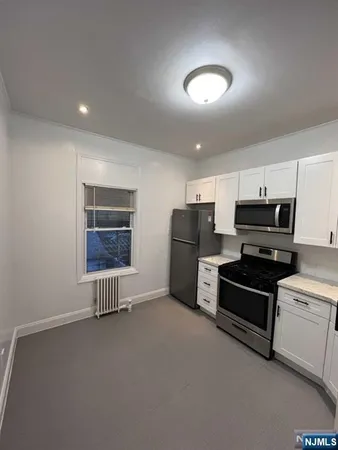 $2,950 | 35 East Place, Lodi, NJ 07644