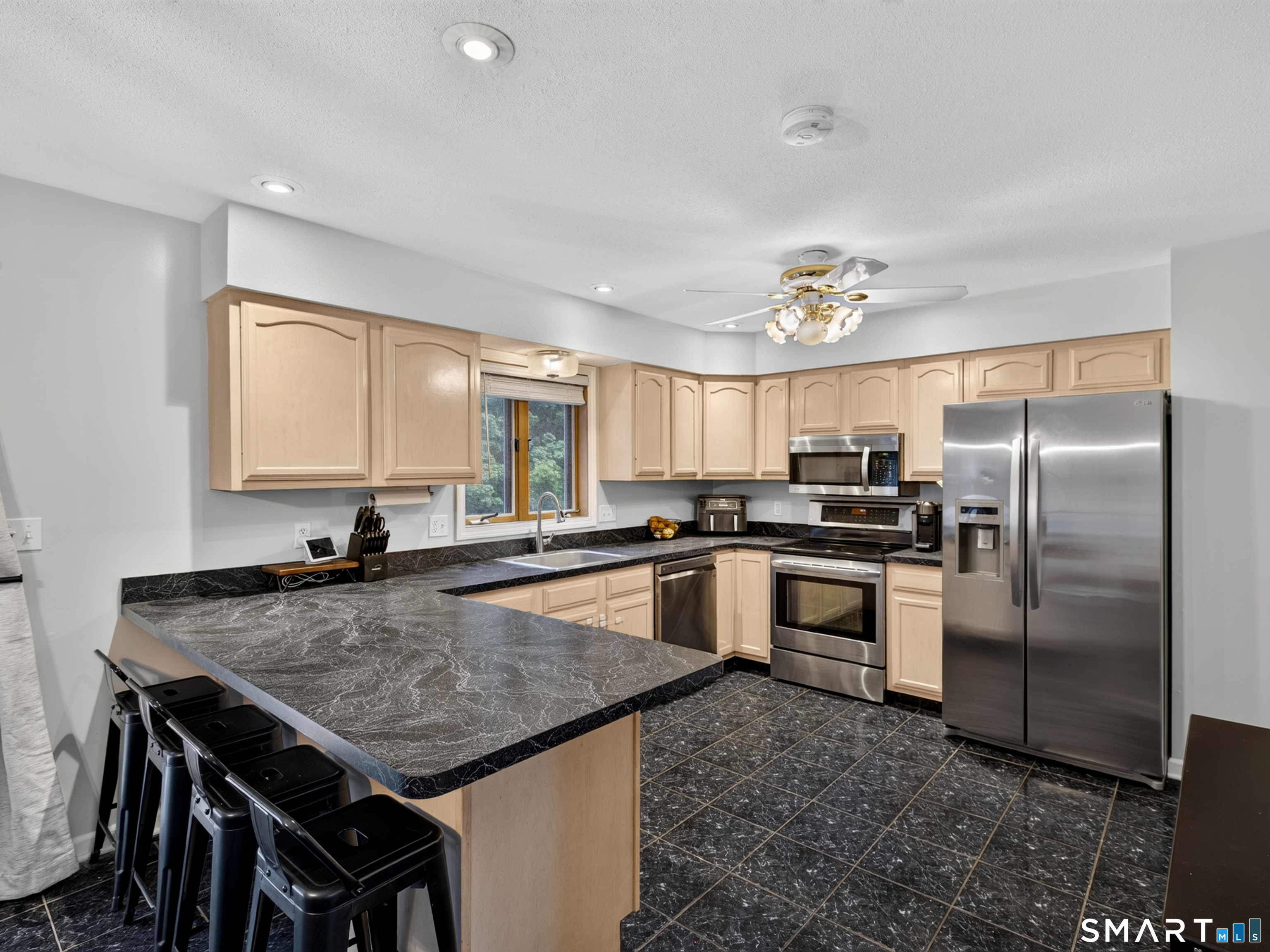 307 Spring Road North Haven, CT 06473 - Photo 5 of 22