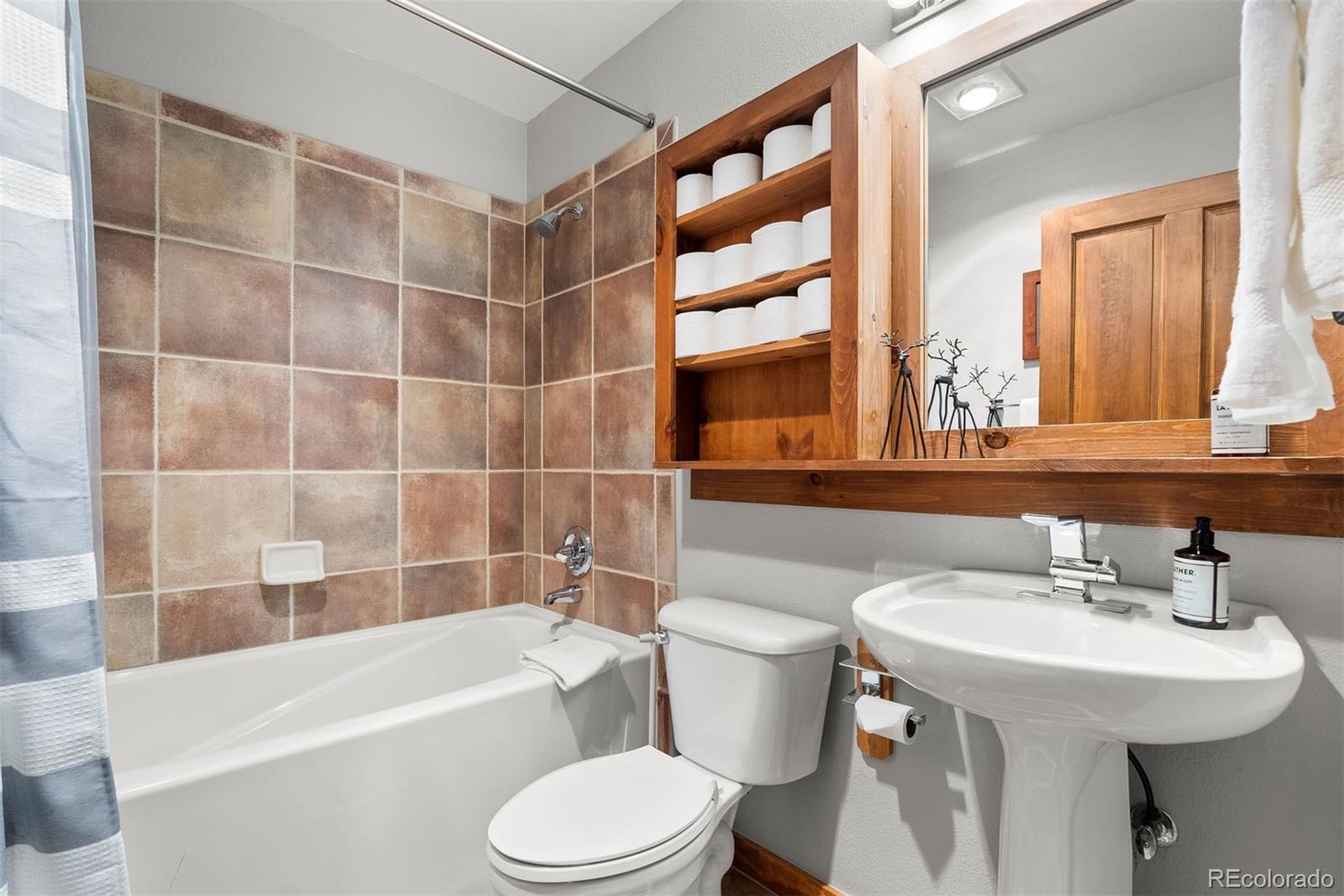 88 Hawk Circle, Unit 2349 Dillon, CO 80435 - Photo 10 of 26 a bathroom with a sink toilet and shower