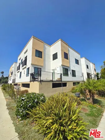 $4,495 | 2651 South Hobart Boulevard, Unit 5, Los Angeles, CA 90018