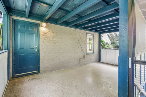 a view of a backyard