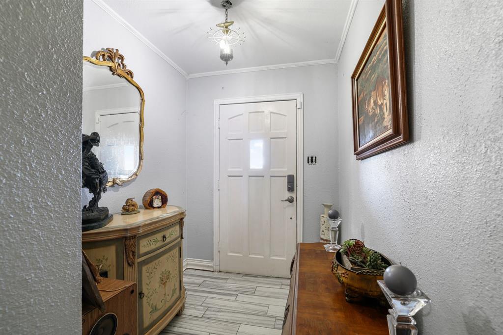 12475 Fm 2728 Terrell, TX 75161 - Photo 19 of 27 a living room with furniture and a mirror