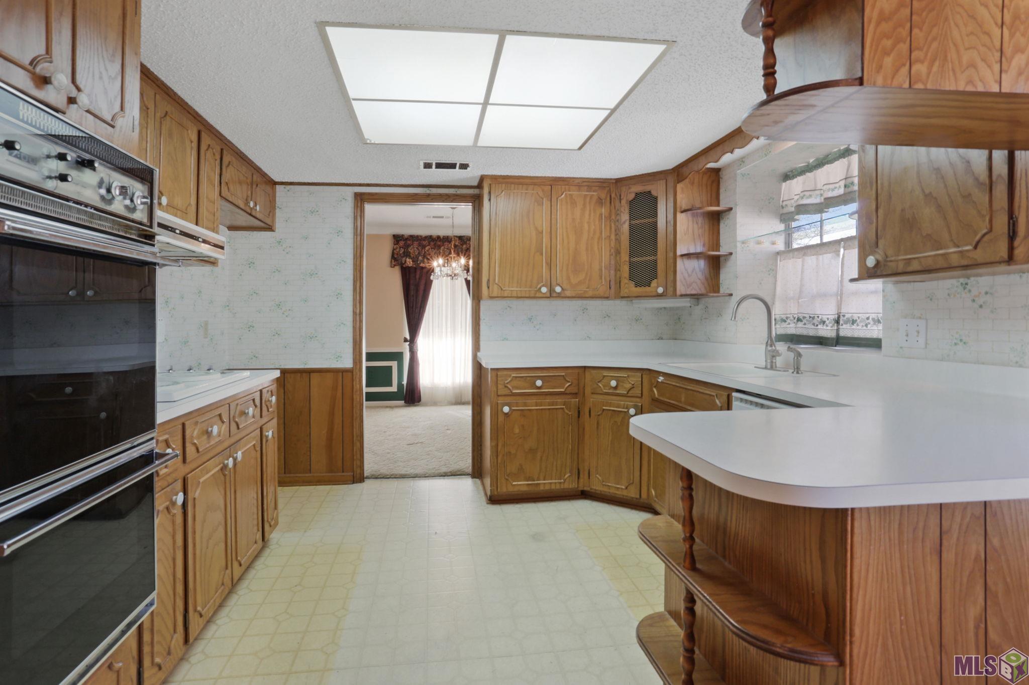 4522 Inchbrook Drive Baton Rouge, LA 70816 - Photo 8 of 16 Kitchen has lots of space