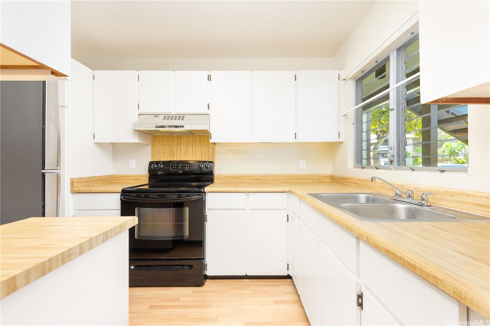 1233 Ala Alii Street, Unit 5 Honolulu, HI 96818 - Photo 6 of 16 a kitchen with a stove and a refrigerator