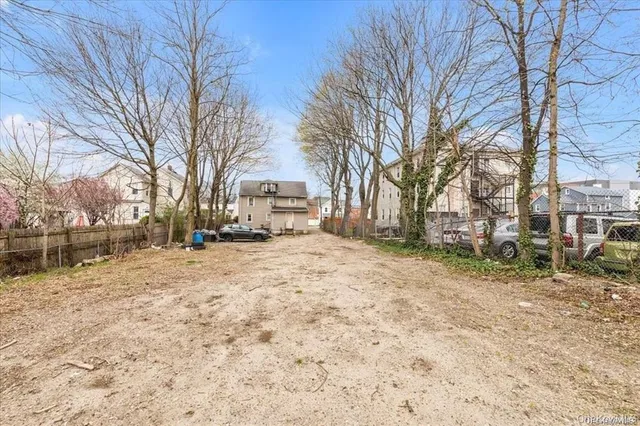 a view of a yard with a house