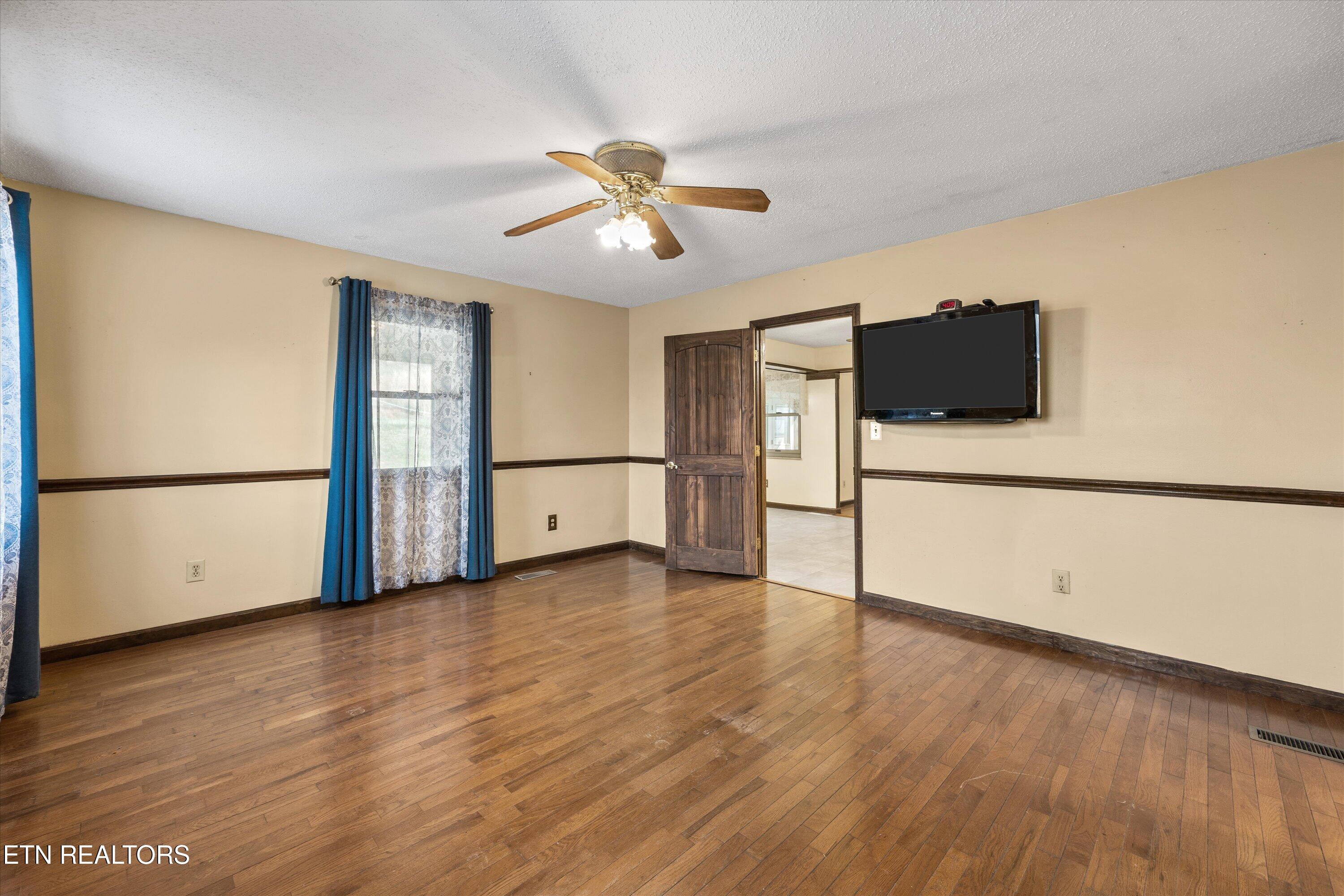 129 Pleasant Hill Road Sweetwater, TN 37874 - Photo 14 of 38 Oversized Primary Master Suite