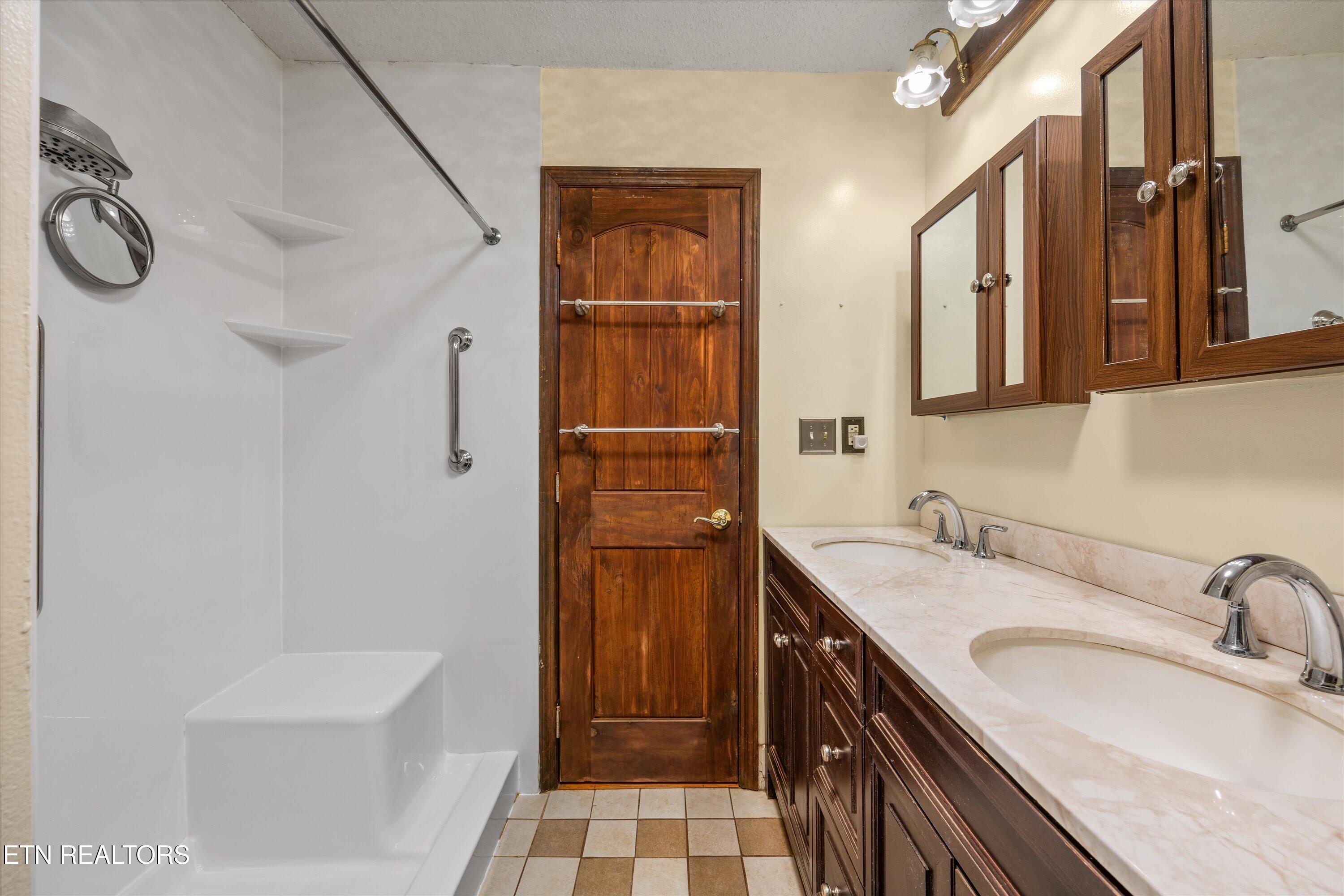 129 Pleasant Hill Road Sweetwater, TN 37874 - Photo 16 of 38 Private Ensuite Full Bath