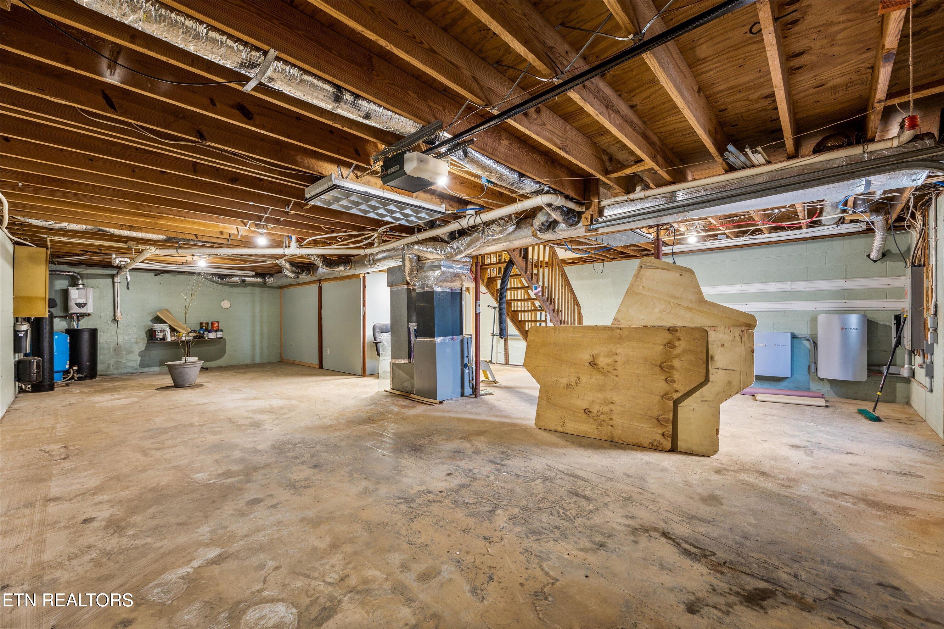 129 Pleasant Hill Road Sweetwater, TN 37874 - Photo 27 of 38 Garage