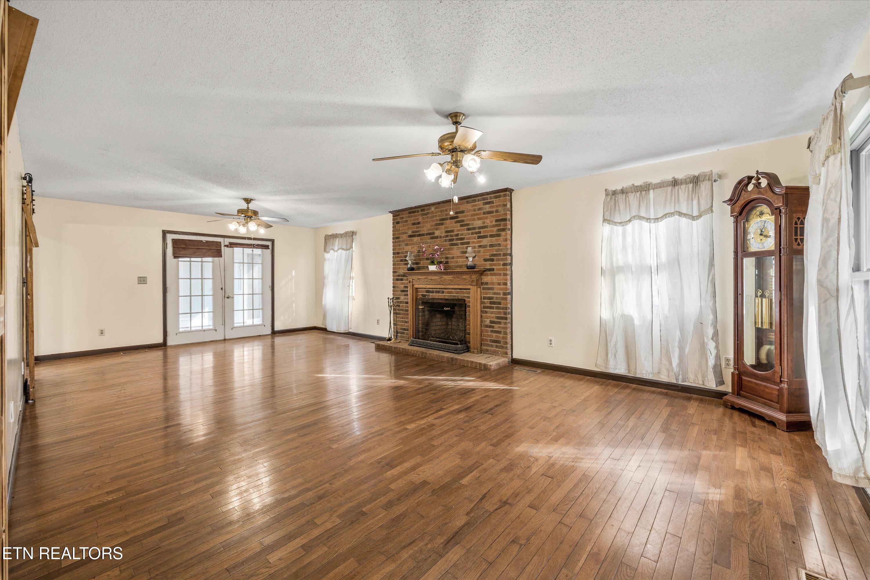 129 Pleasant Hill Road Sweetwater, TN 37874 - Photo 8 of 38 Grand and Generous Living Room