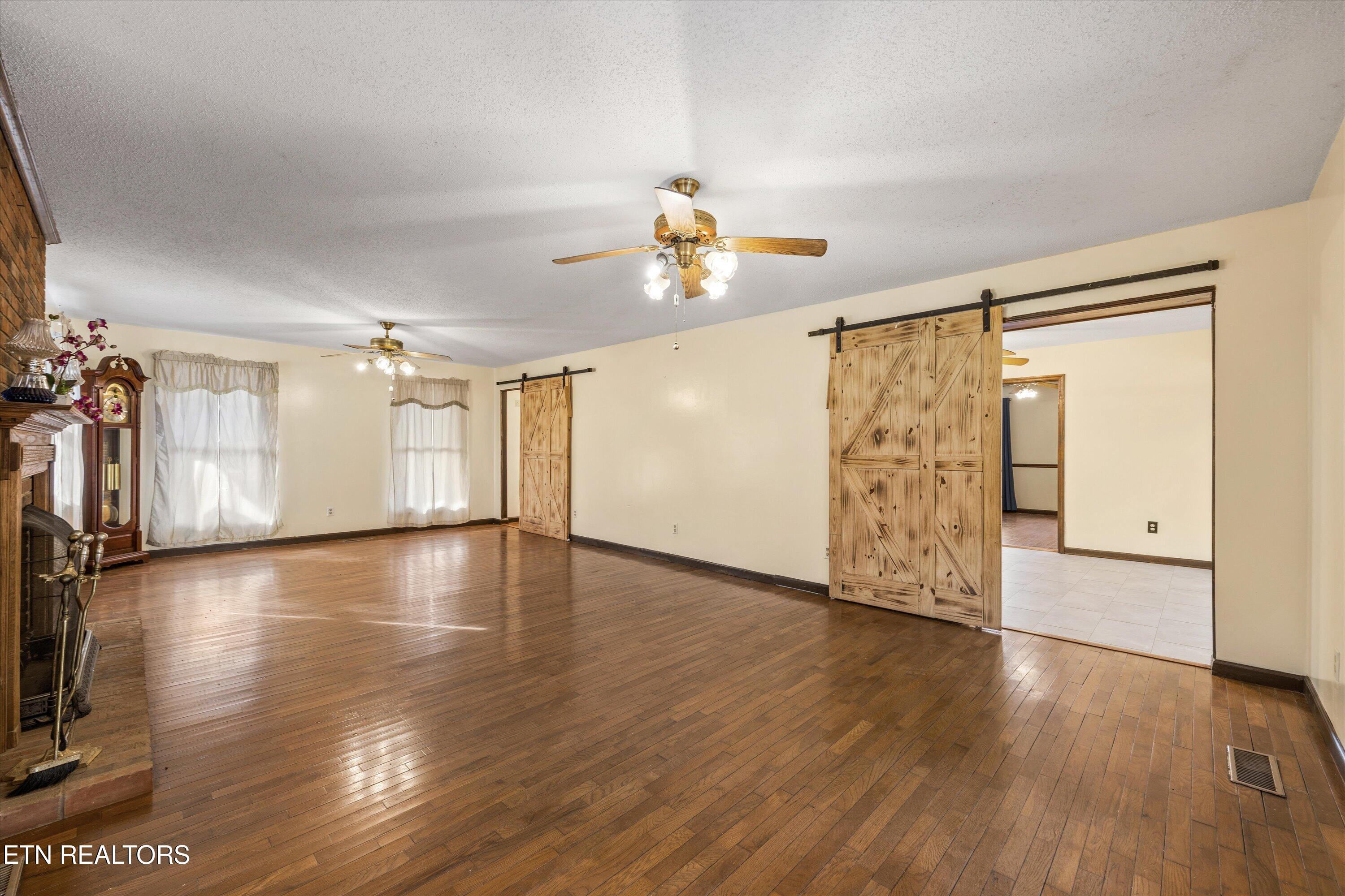129 Pleasant Hill Road Sweetwater, TN 37874 - Photo 9 of 38 Grand and Generous Living Room