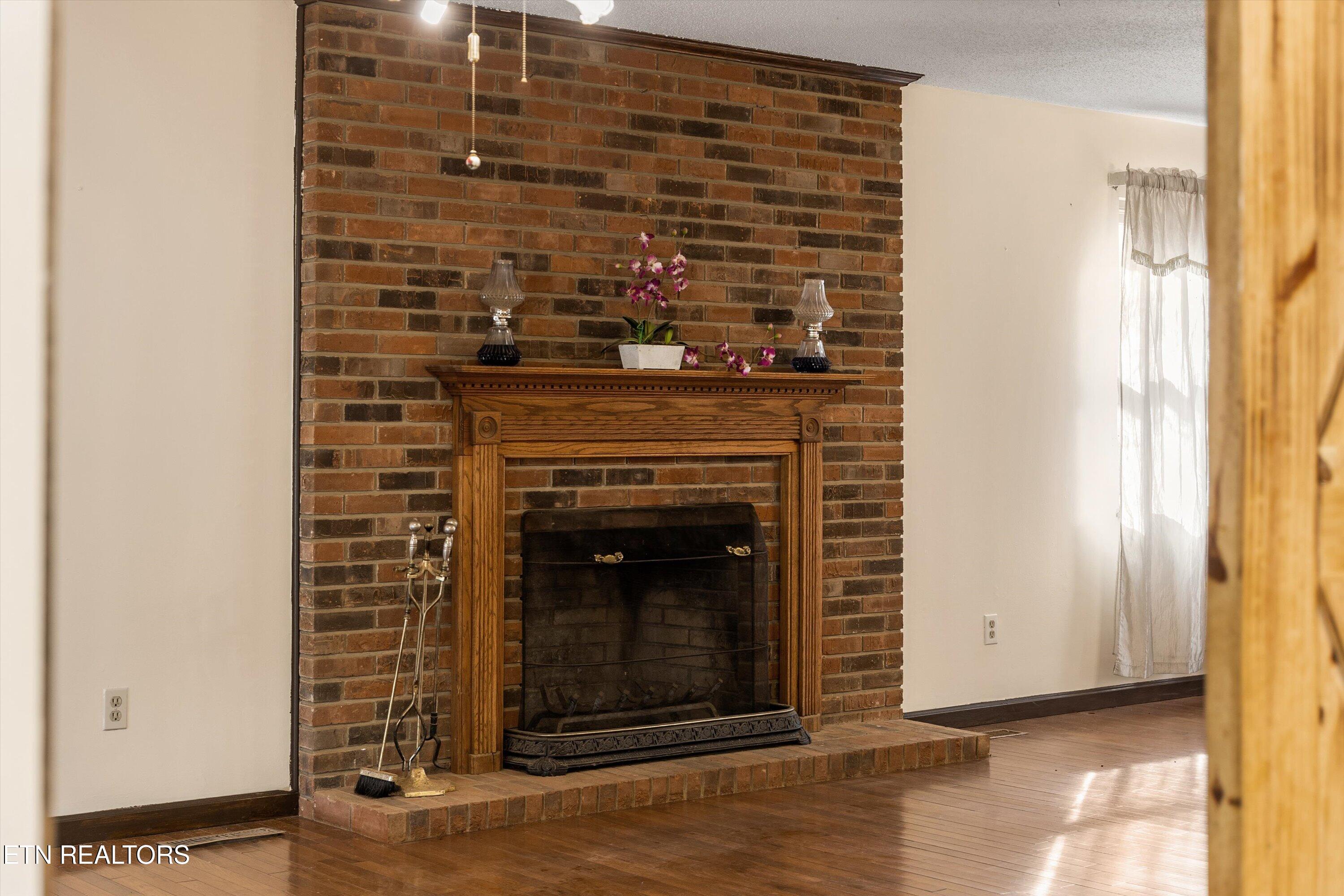 129 Pleasant Hill Road Sweetwater, TN 37874 - Photo 10 of 38 Grand and Generous Living Room
