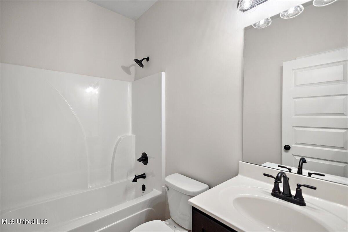 6510 Benjamin Cove Walls, MS 38680 - Photo 23 of 32 Guest Bath