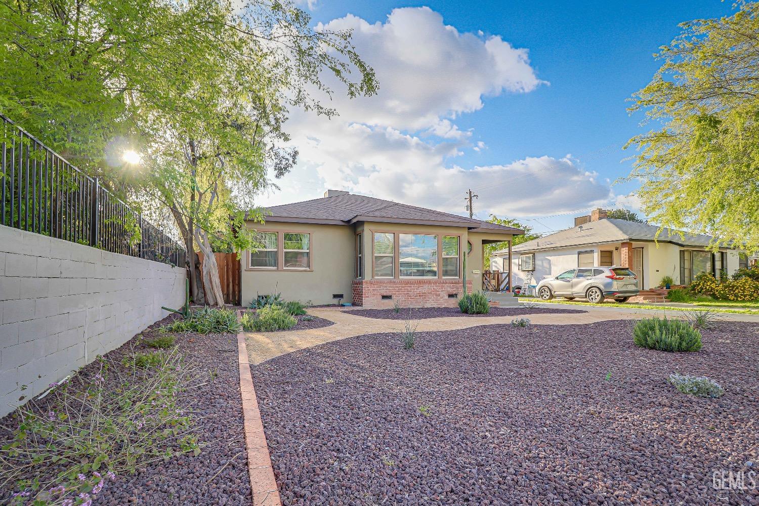 a view of a house with backyard and sitting area