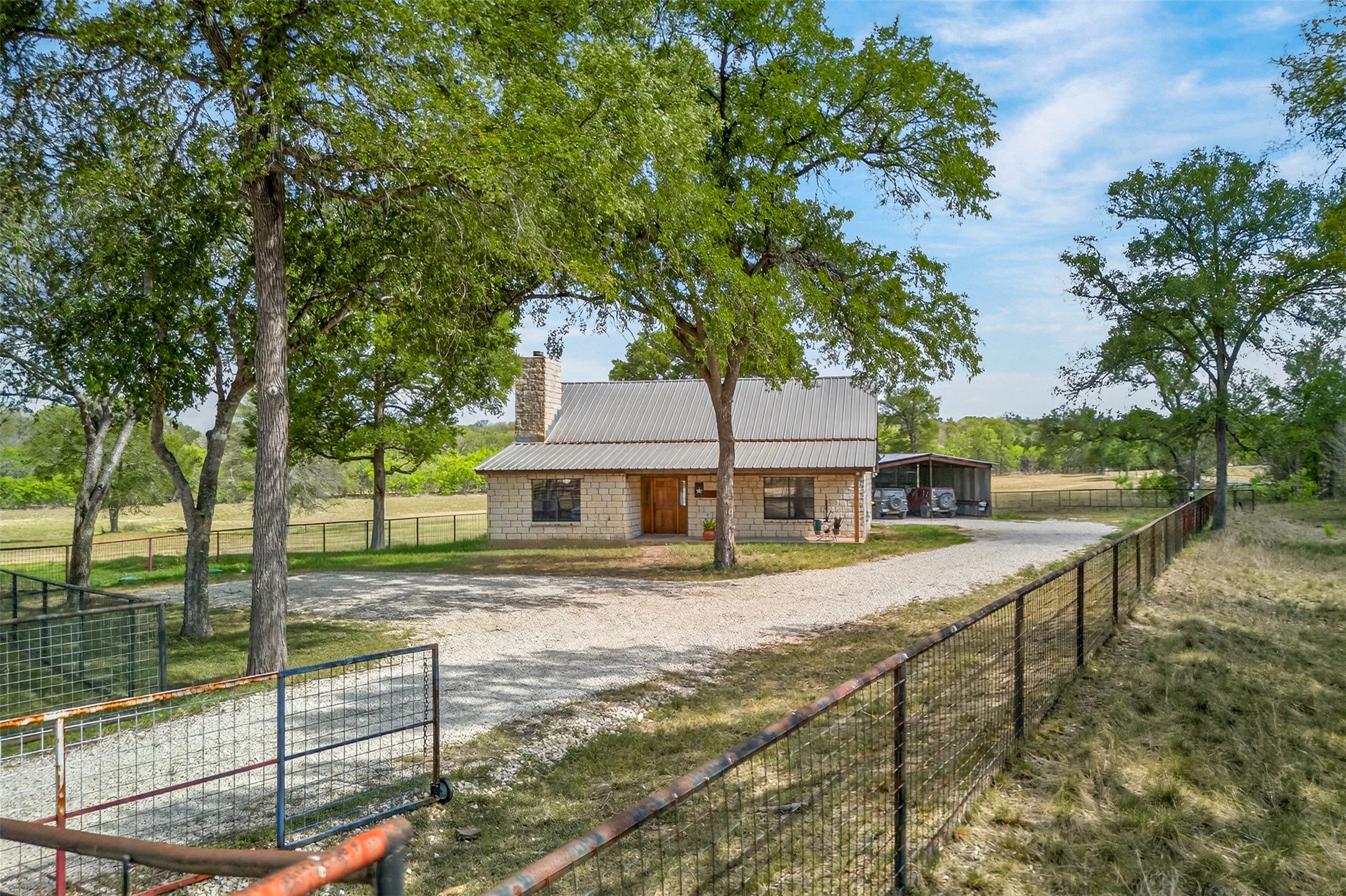 a view of a house with backyard and tree