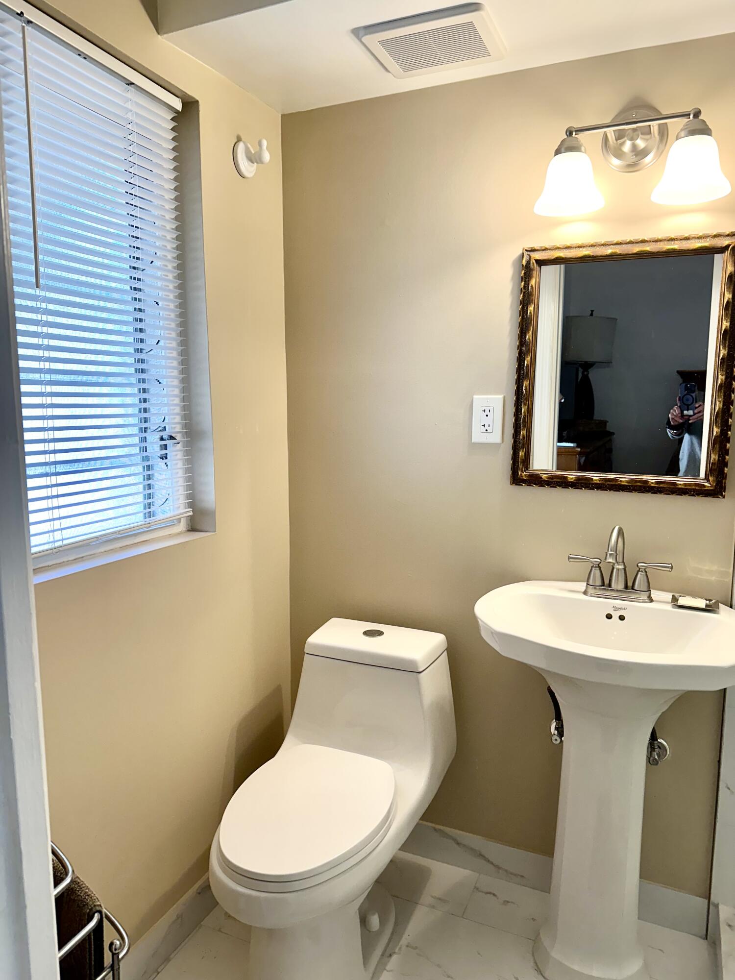 901 North Birch Road, Unit A2 Fort Lauderdale, FL 33304 - Photo 9 of 32 MC BATHROOM