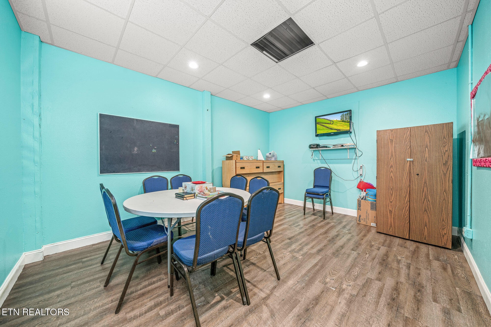 164 Oak Road Crossville, TN 38555 - Photo 23 of 29 a view of a dining room with furniture