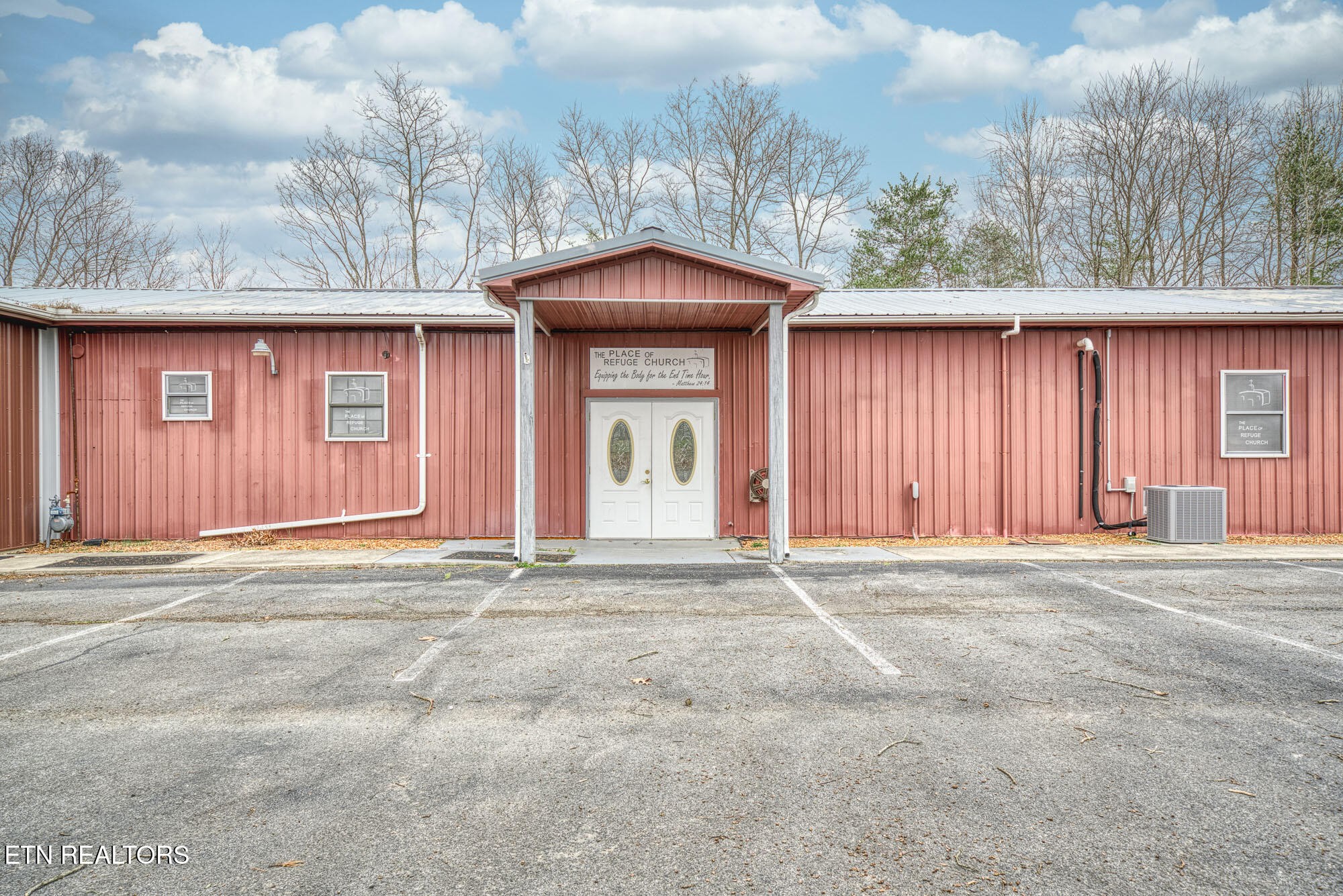 164 Oak Road Crossville, TN 38555 - Photo 4 of 29 a view of an entrance of the house
