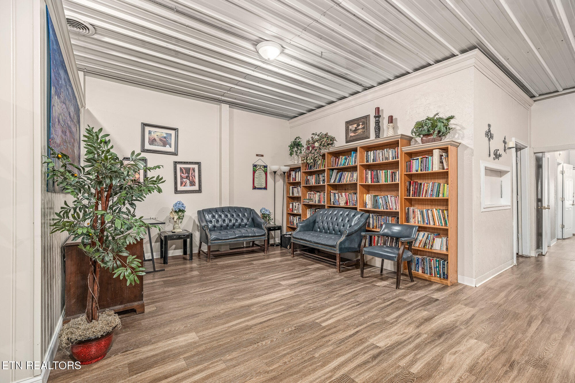 164 Oak Road Crossville, TN 38555 - Photo 8 of 29 a outdoor space with lots of furniture and wooden floor