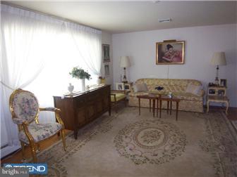 28 Bolton Road Hamilton, NJ 08610 - Photo 4 of 7 Living Room