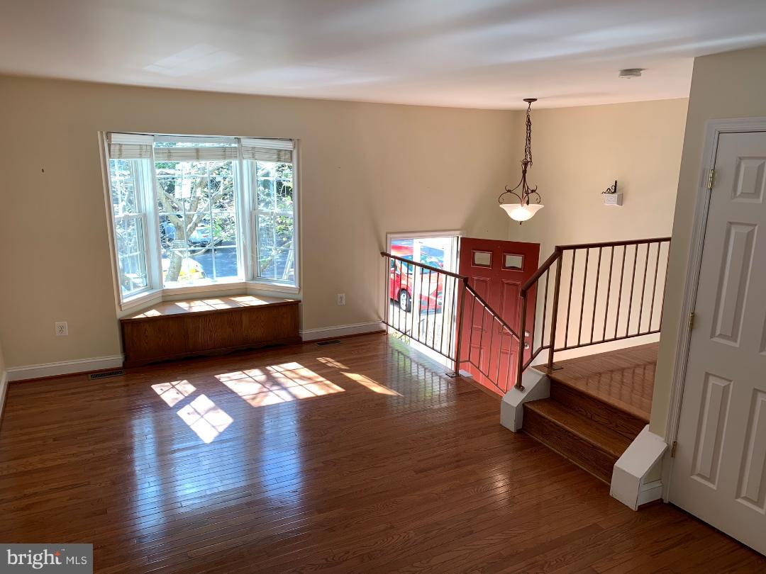 2484 Ridgehampton Court Reston, VA 20191 - Photo 2 of 11 Living Room