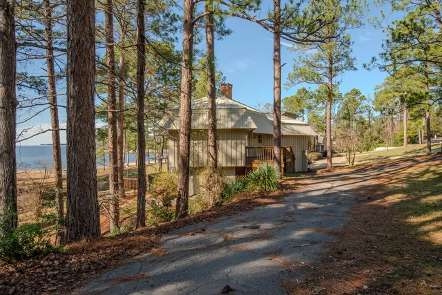 $679,000 | 893 Lakeshore Drive, Brookeland, TX 75931