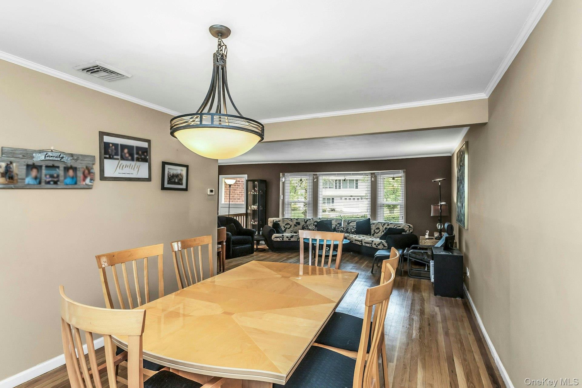 9 Avondale Road Plainview, NY 11803 - Photo 8 of 30