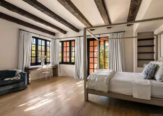 a view of a livingroom with furniture and ceiling fan
