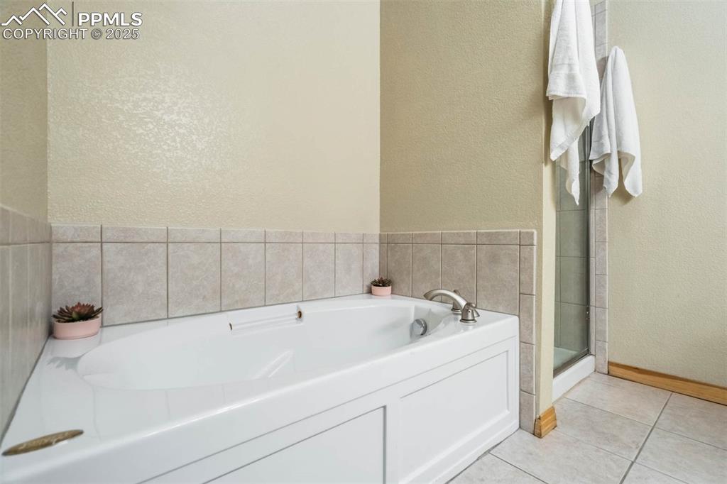 115 North Tejon Street, Unit B Colorado Springs, CO 80903 - Photo 29 of 43 a bathroom with a bathtub