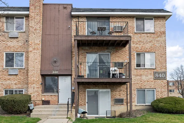 $975,000 | 840 College Boulevard, Addison, IL 60101